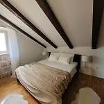 شقة Manini